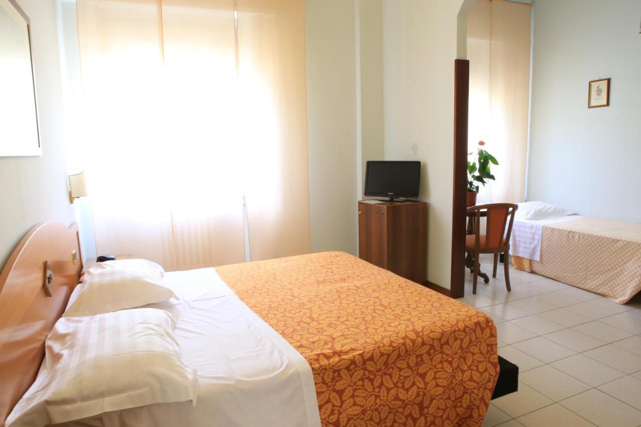 Hotel Calabresi San Benedetto del Tronto Buitenkant foto